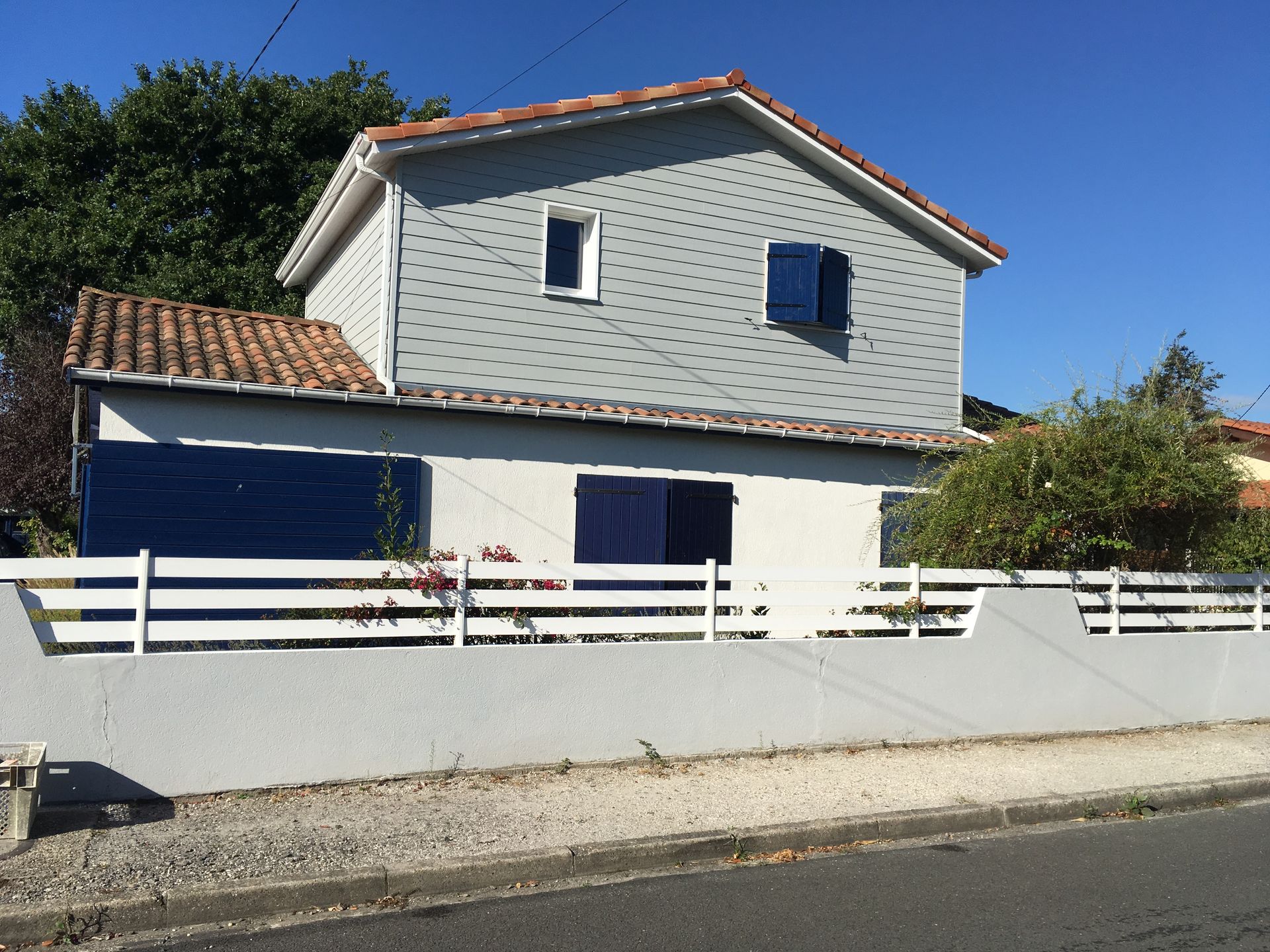 Une maison avec des volets et une surélévation