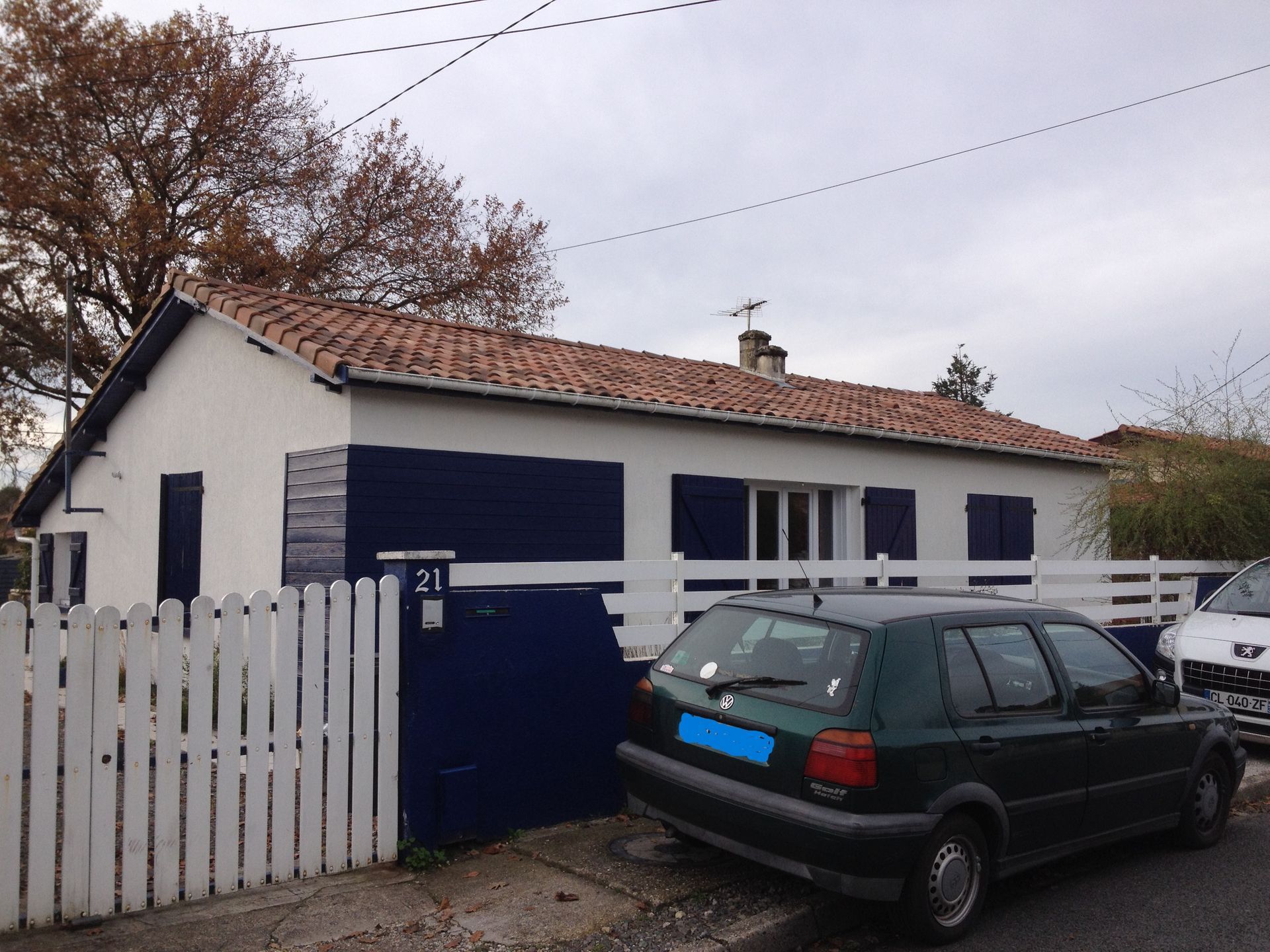 Une maison avec des volets bleus