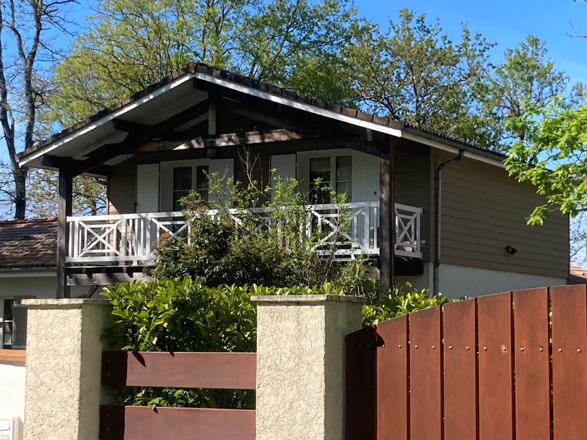 Une surélévation avec un balcon