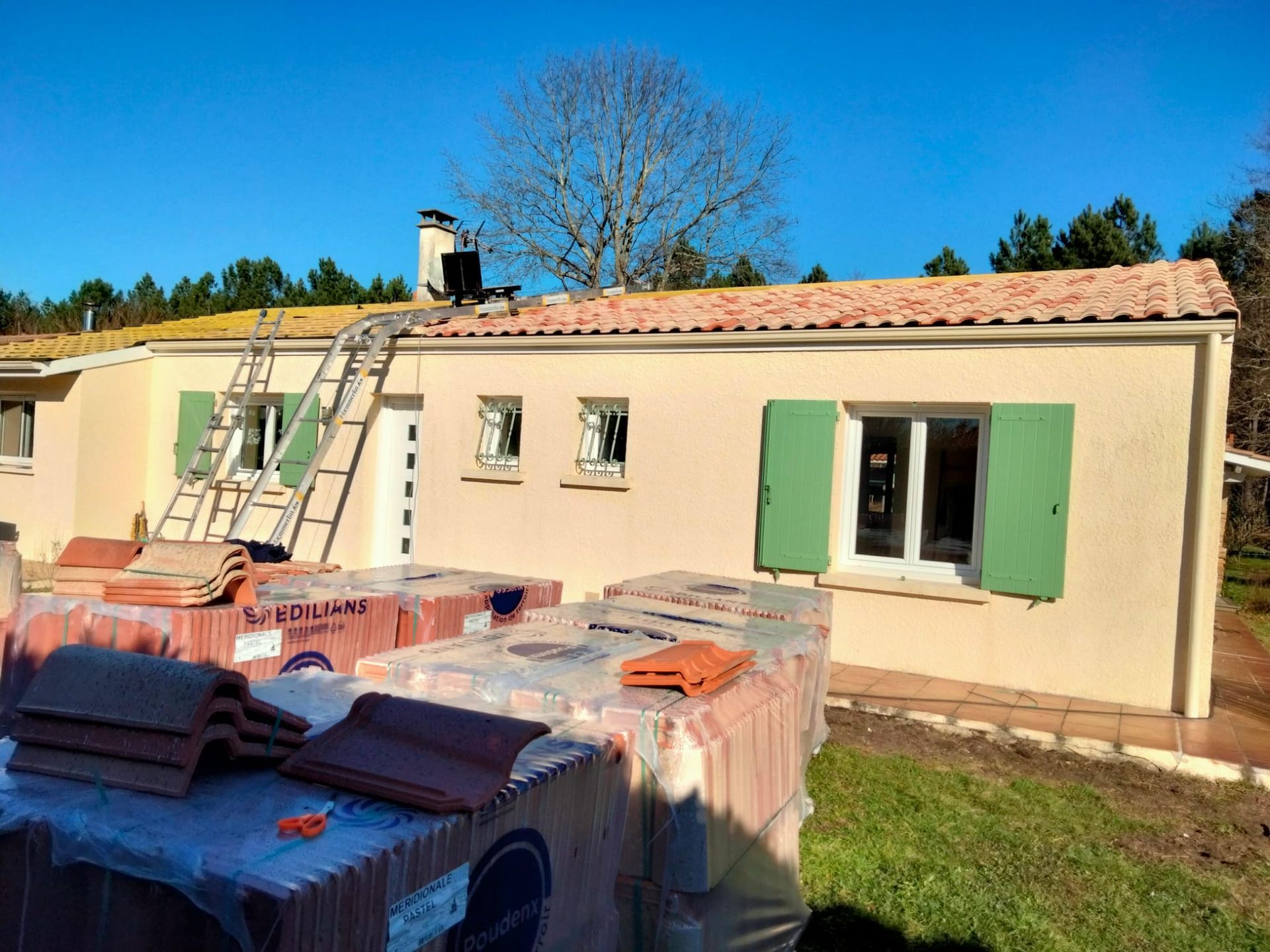 Une maison jaune avec une toiture neuve
