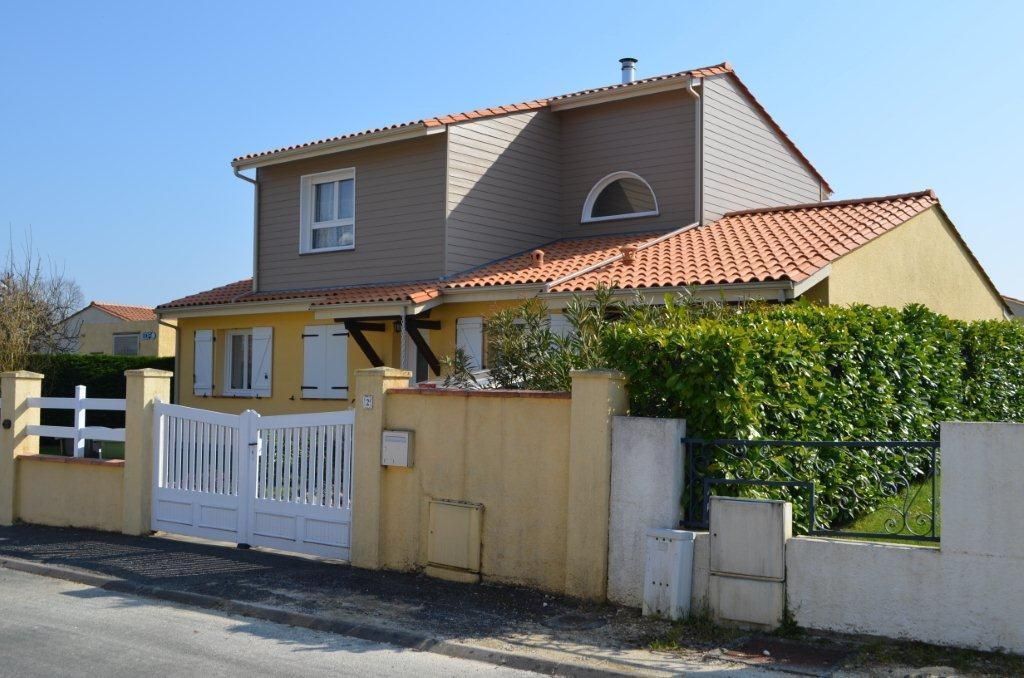 Une surélévation marron-gris sur une maison