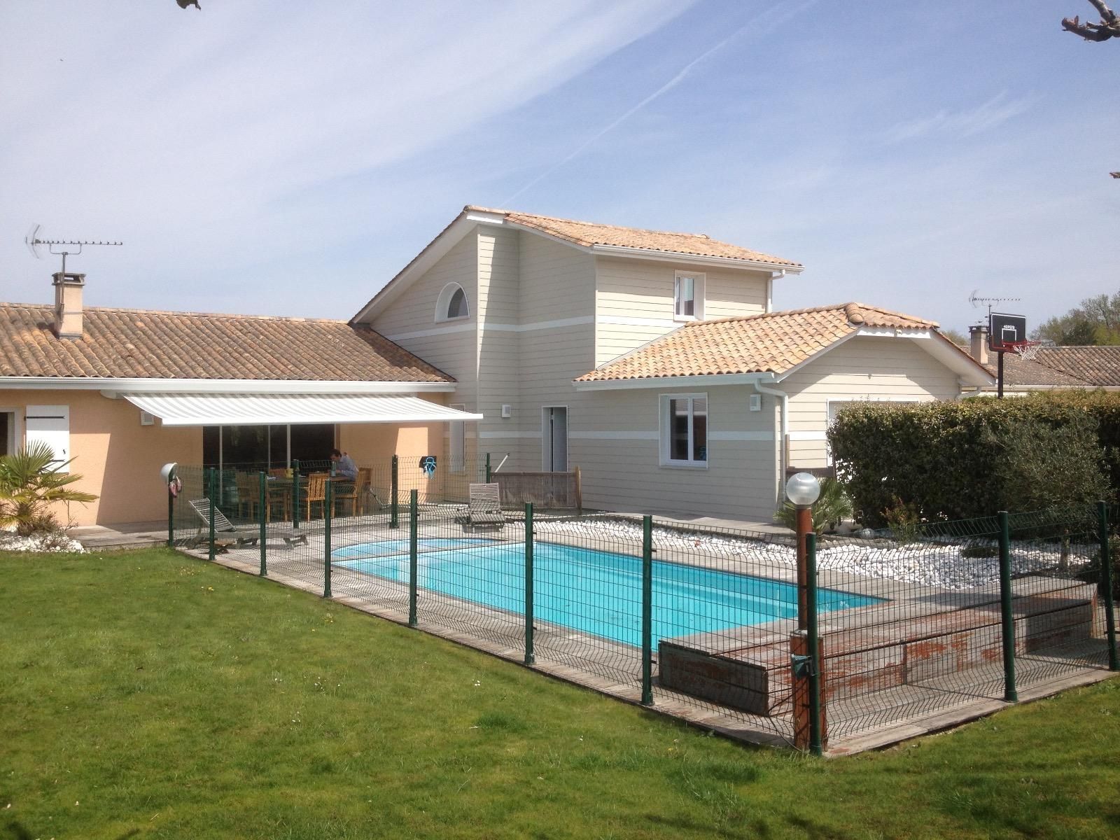 Une maison avec une extension et une piscine