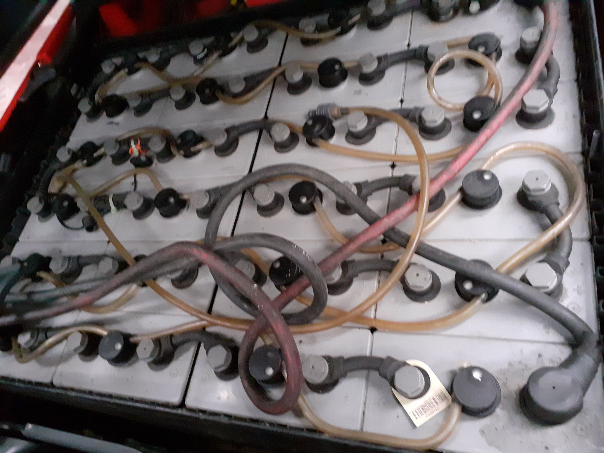 Un montón de baterías están colocadas una encima de otra