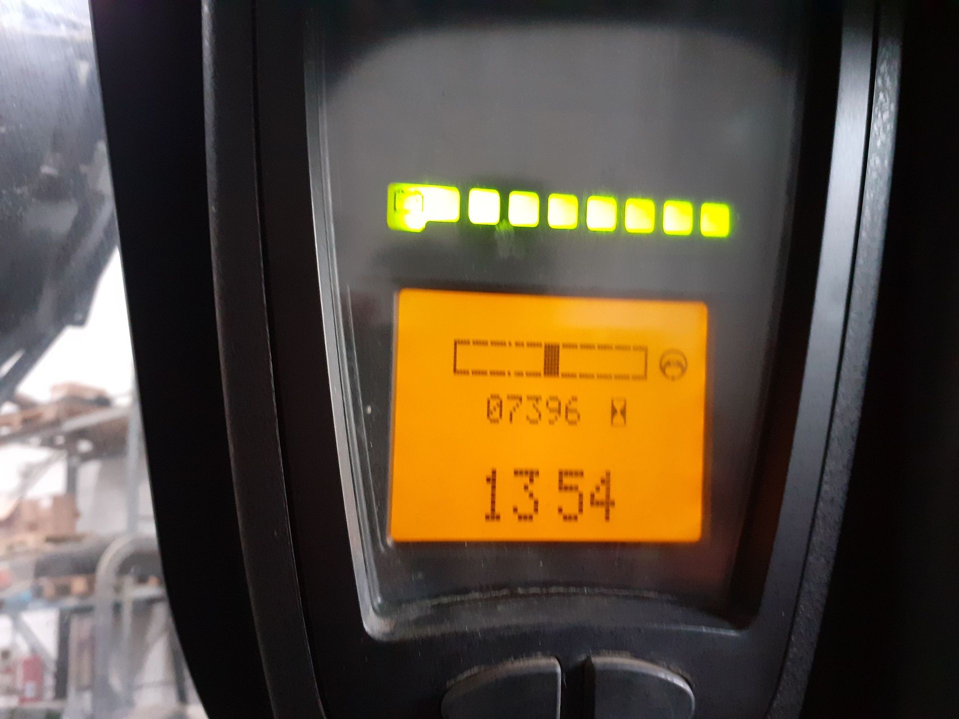 Un primer plano de un tablero con el número 1354.