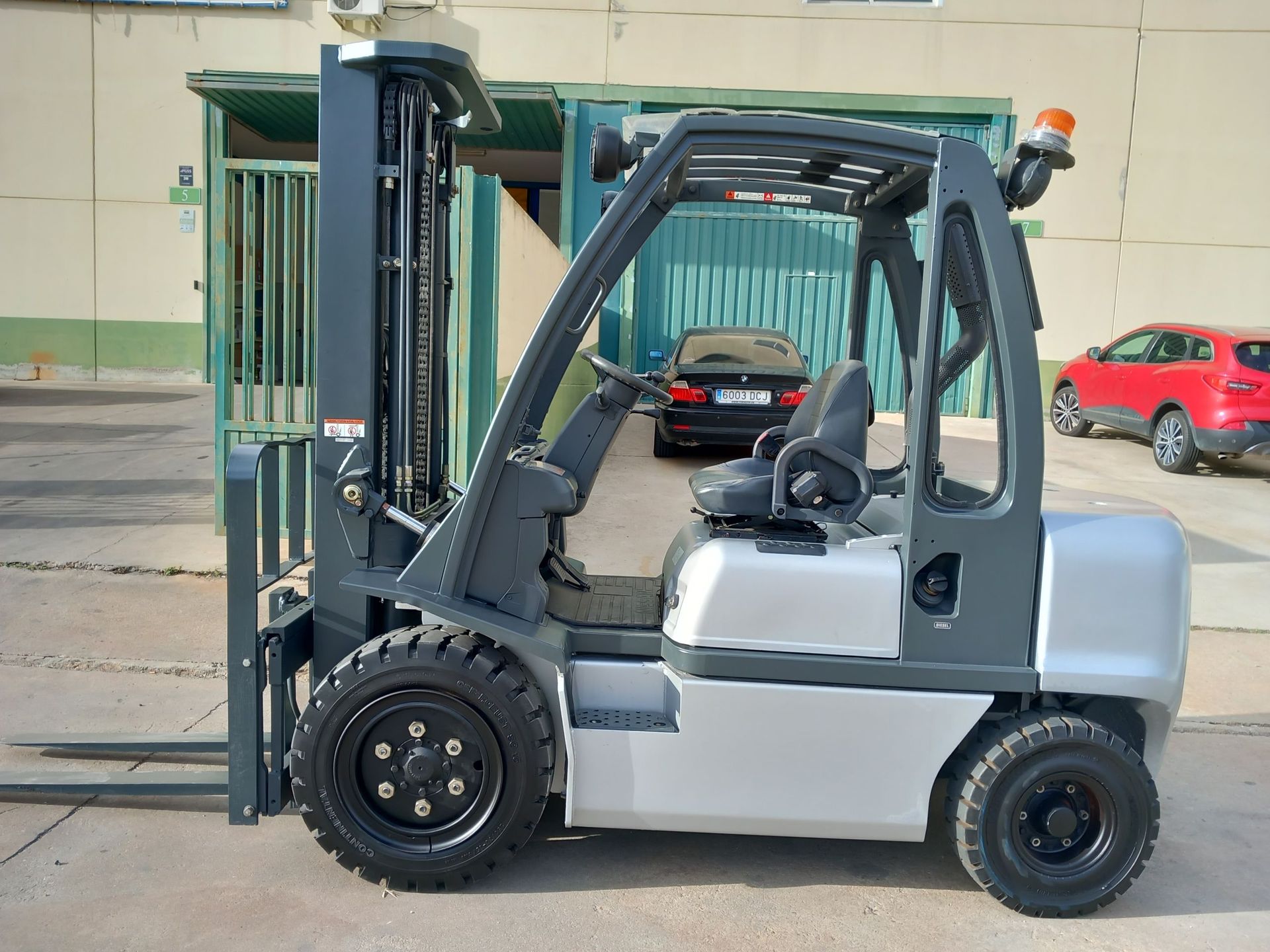Una carretilla elevadora está estacionada frente a un edificio