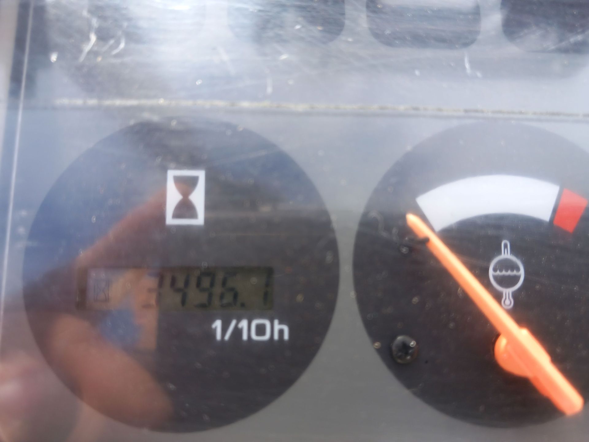 Un primer plano de un indicador que indica 1/10h.