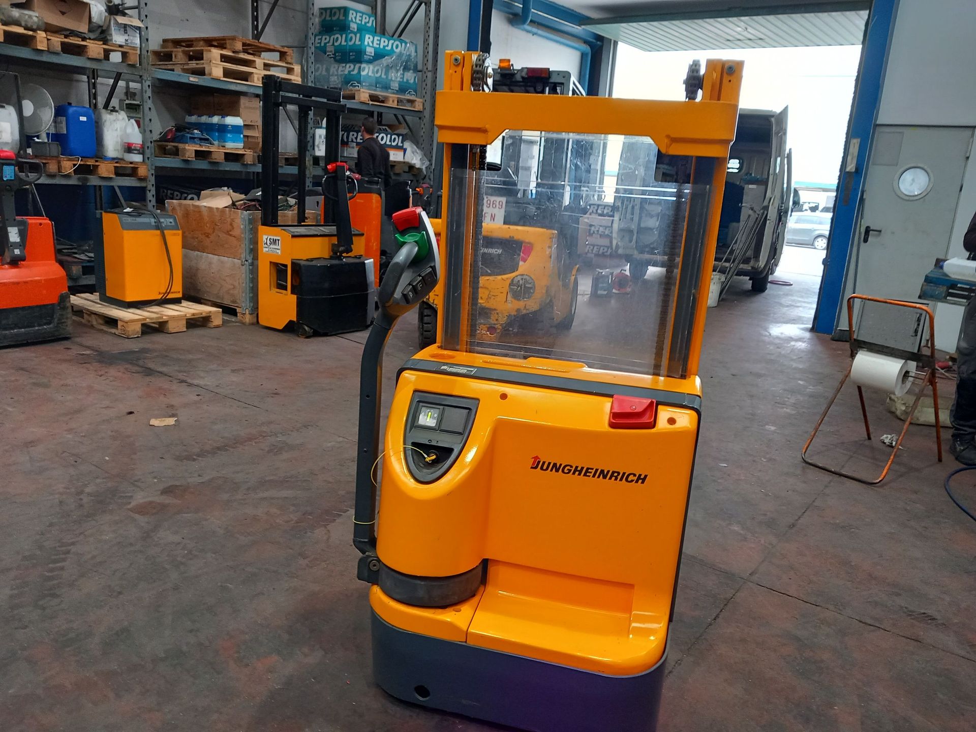 Una carretilla elevadora amarilla con la palabra Jungheinrich.