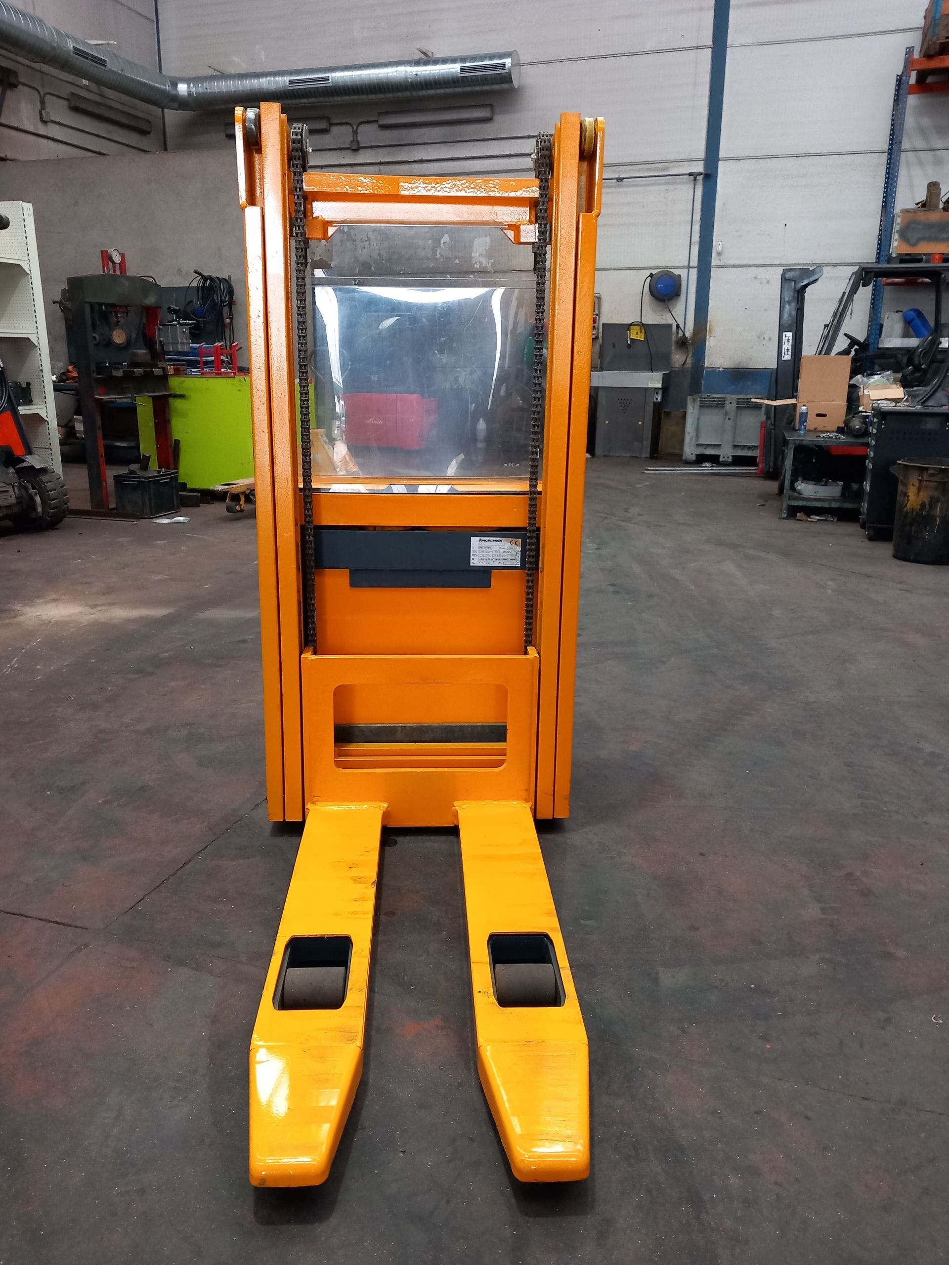 Una carretilla elevadora amarilla está estacionada en un almacén