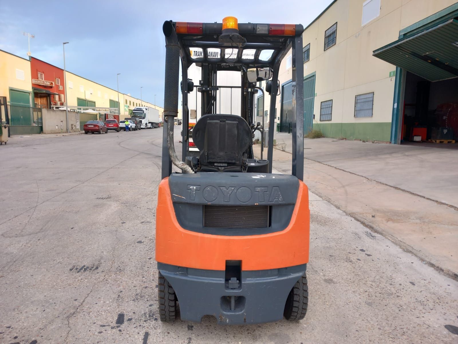 Una carretilla elevadora Toyota está estacionada en un estacionamiento.