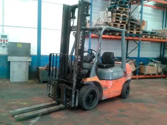 Una carretilla elevadora Toyota está estacionada en un almacén.
