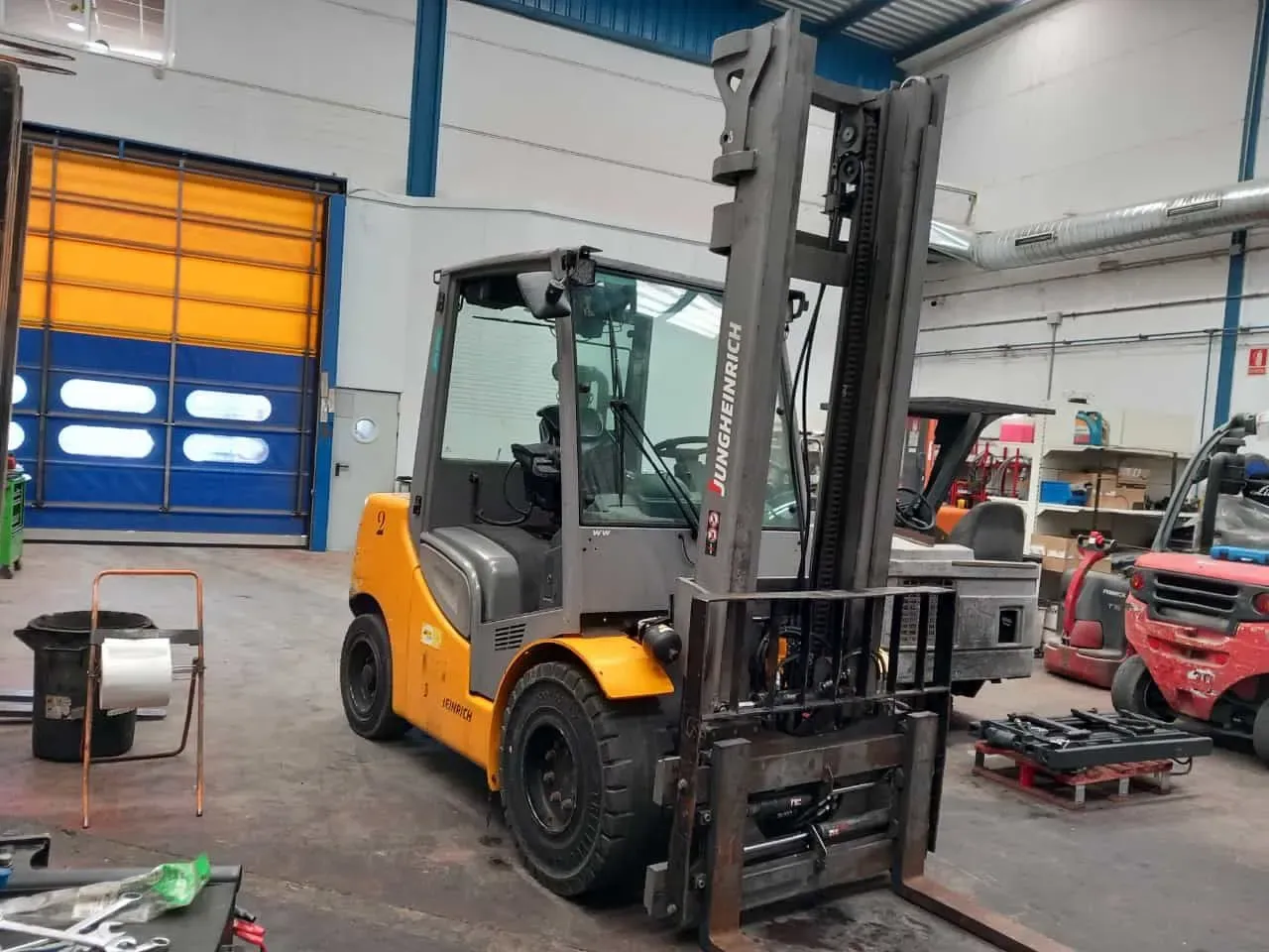 Una carretilla elevadora amarilla y negra está estacionada en un almacén