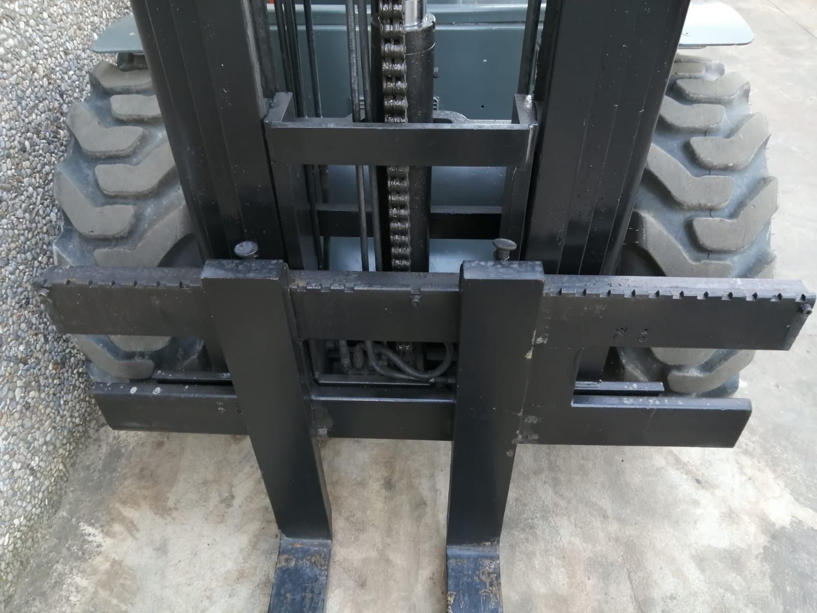 Un primer plano de las horquillas y los neumáticos de una carretilla elevadora.