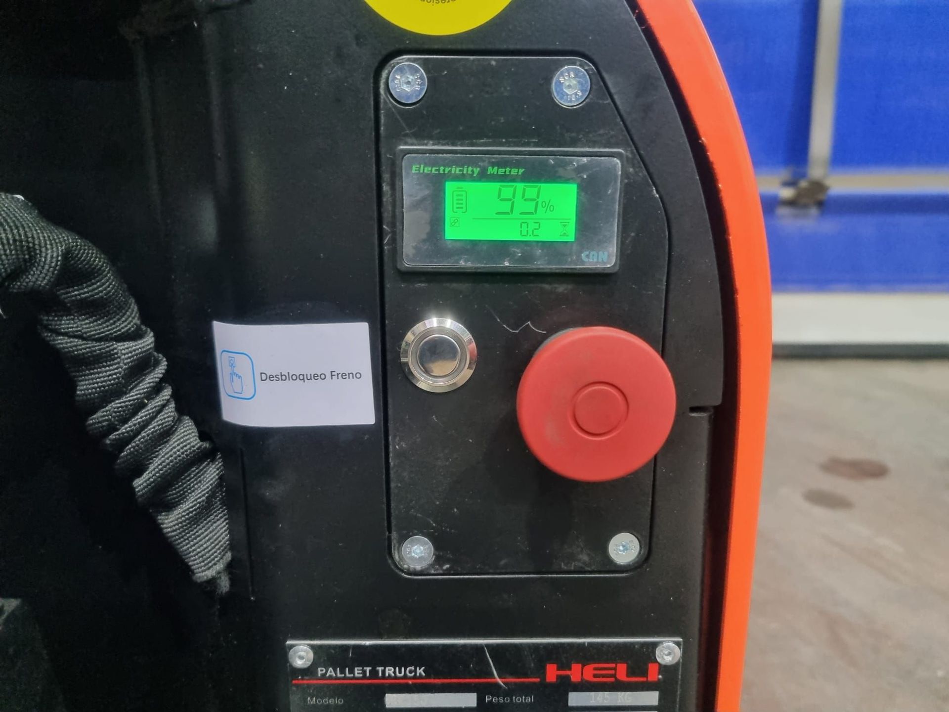 Un primer plano de una máquina que dice 