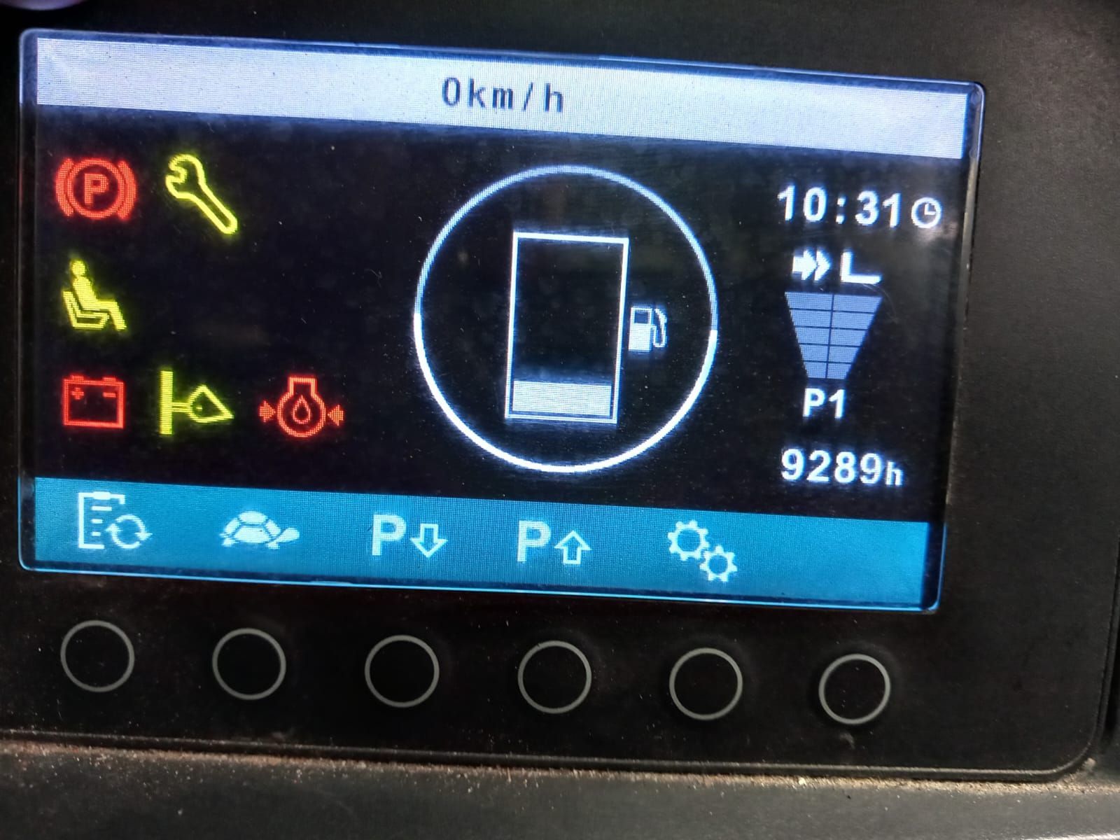 Un primer plano del tablero de un automóvil con una pantalla que dice 0 km/h.