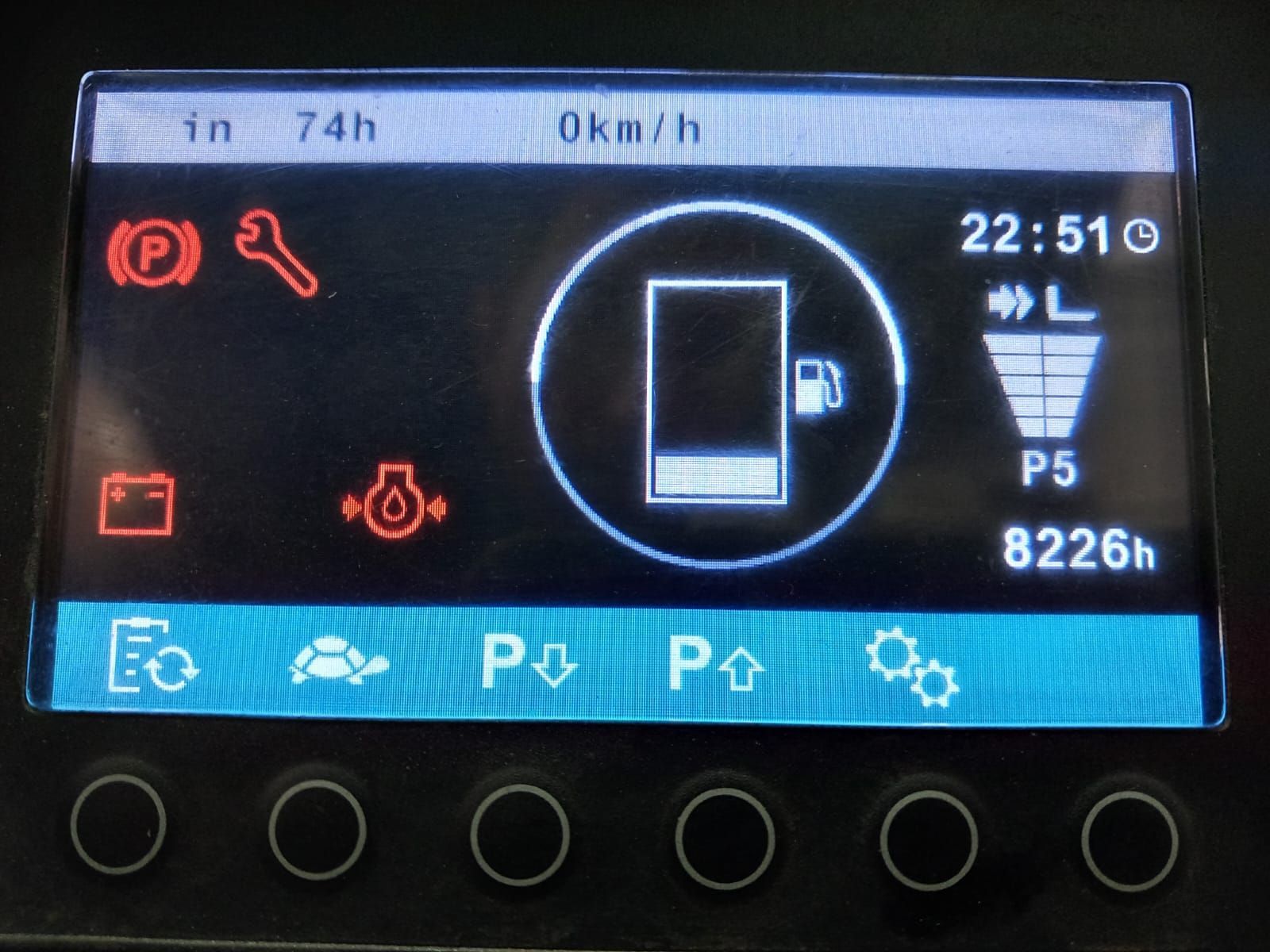 Una pantalla muestra la hora como 22:51
