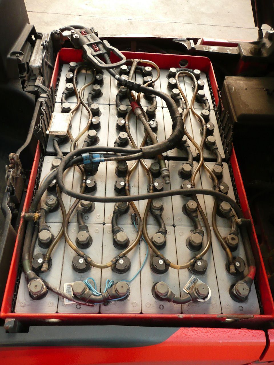 Un montón de baterías están en una caja roja