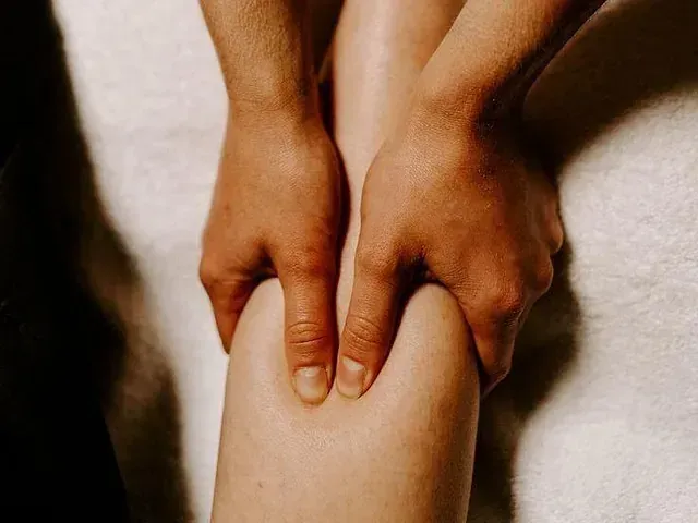 Una persona está recibiendo un masaje en su pierna.