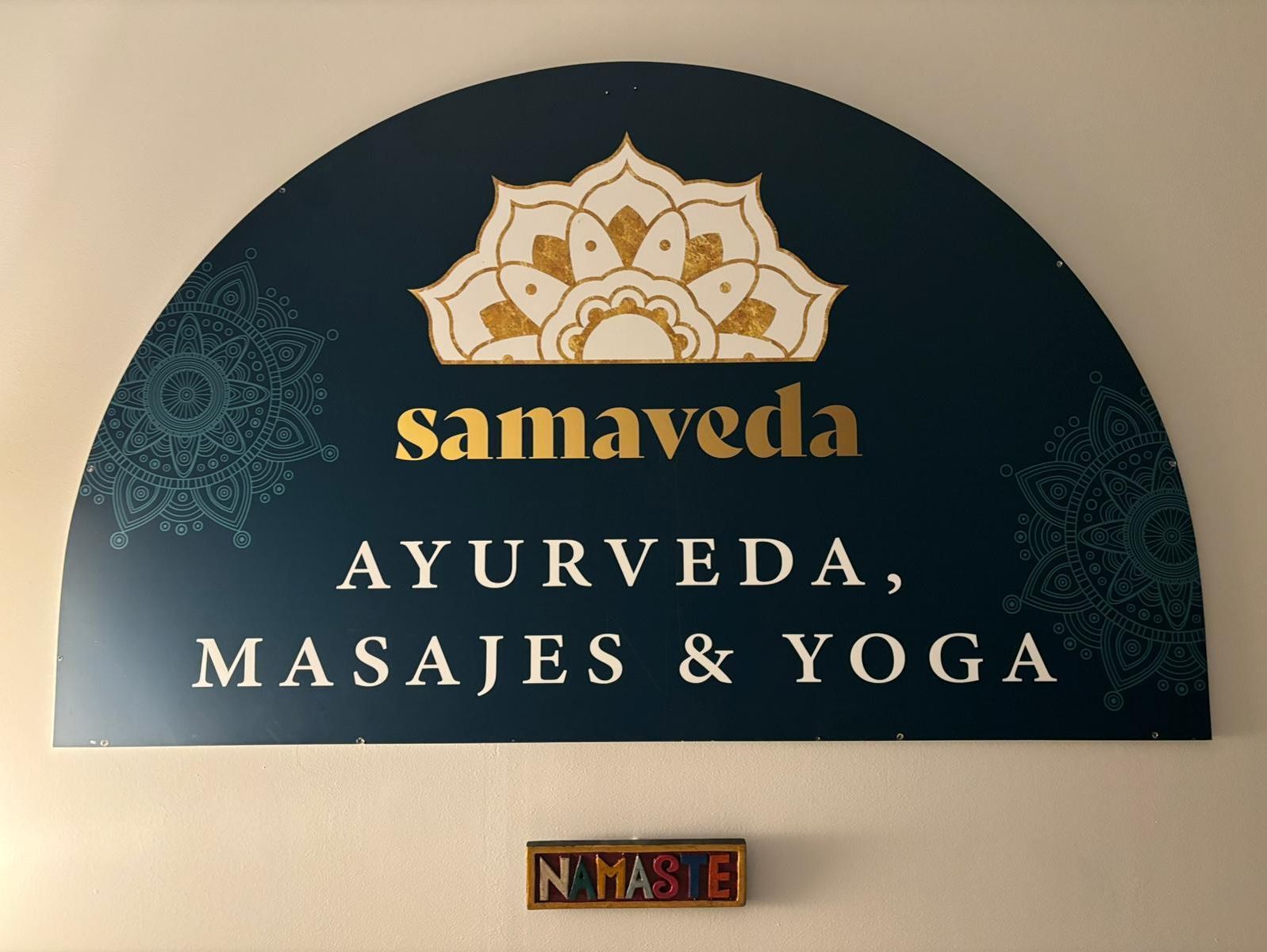 Un cartel azul que dice Samaveda Ayurveda Massages & Yoga.