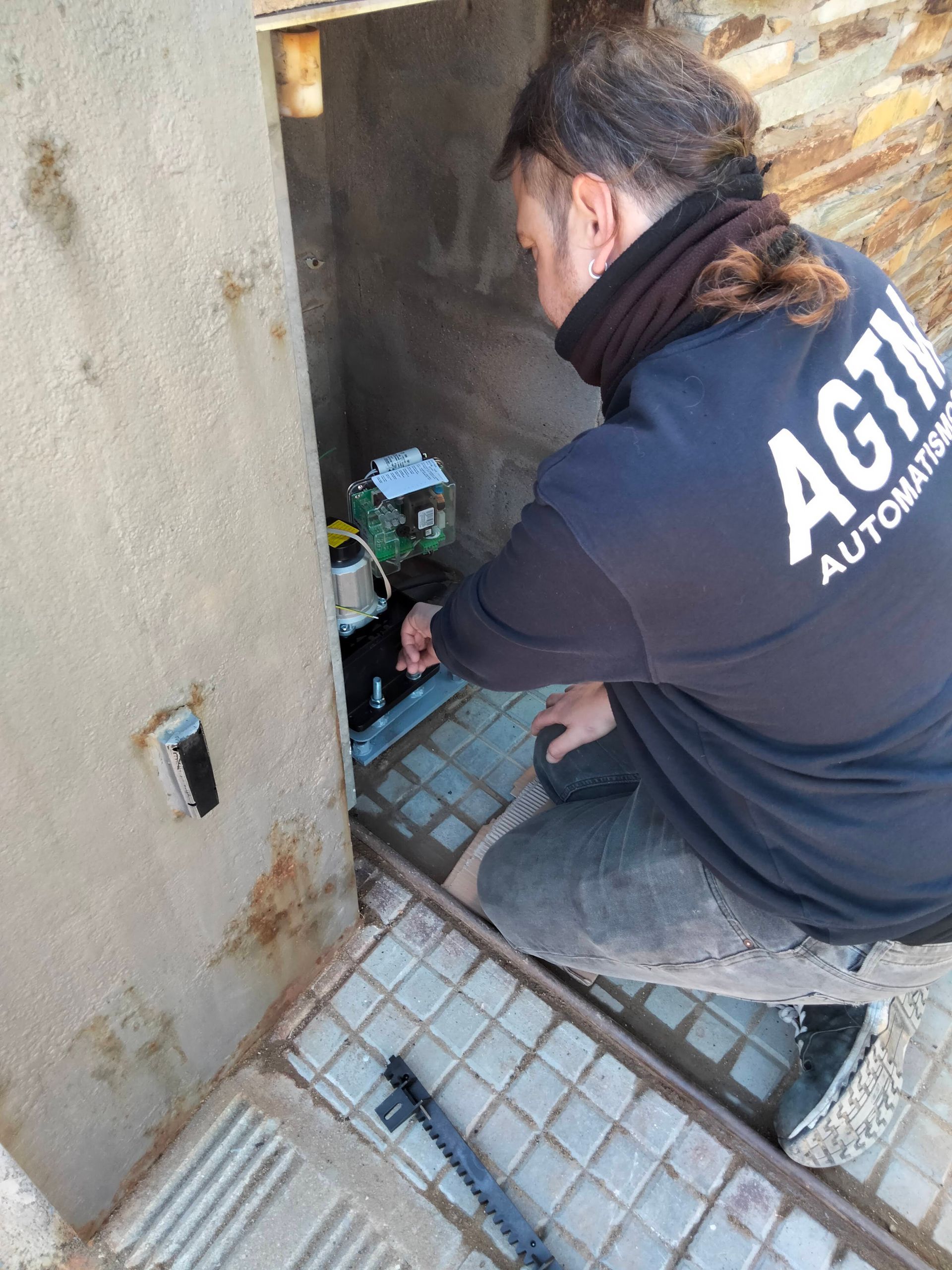 Hombre con camisa negra con el logo