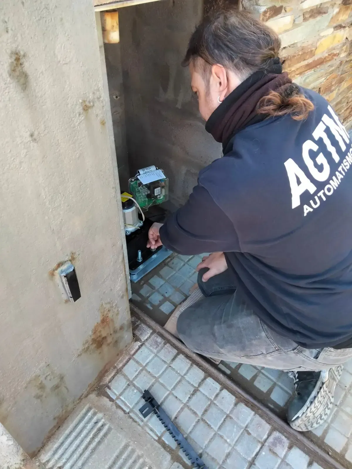Hombre con camisa negra con el logo 