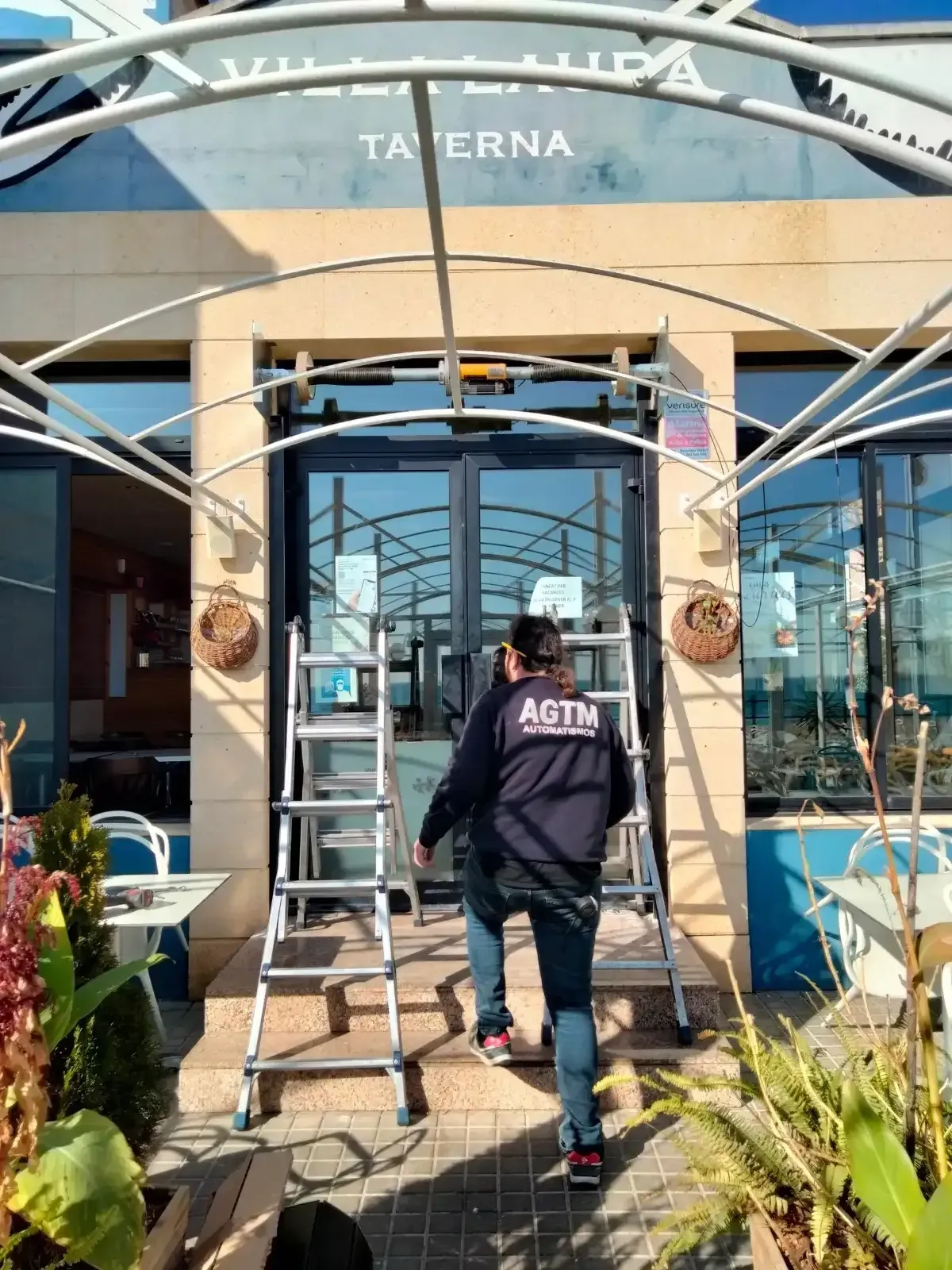 Hombre subiendo una escalera para entrar a un restaurante, 