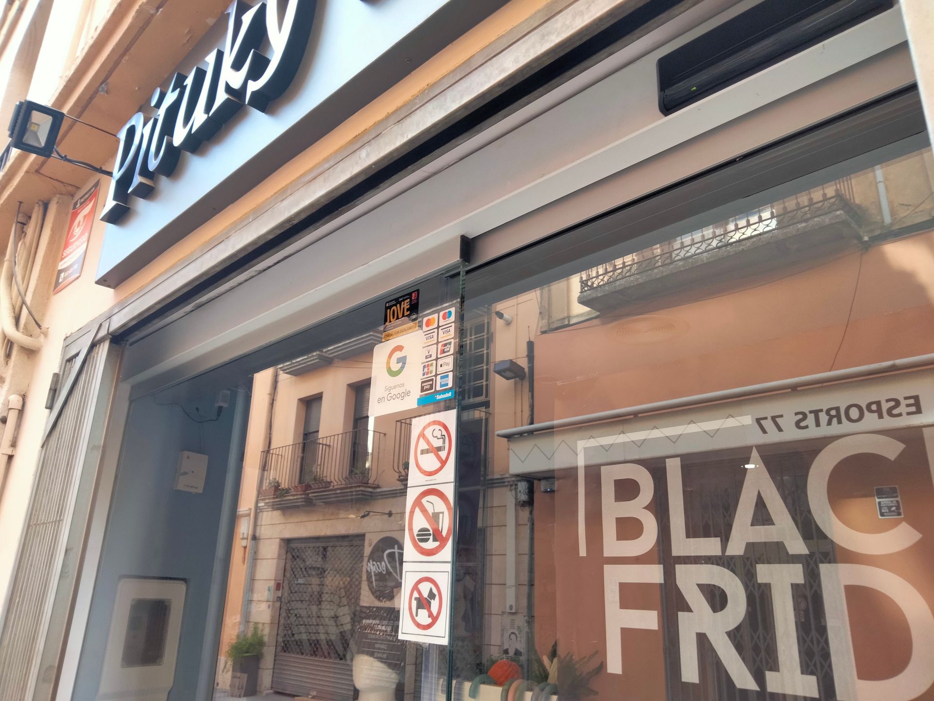 Exterior de un negocio con un cartel de 