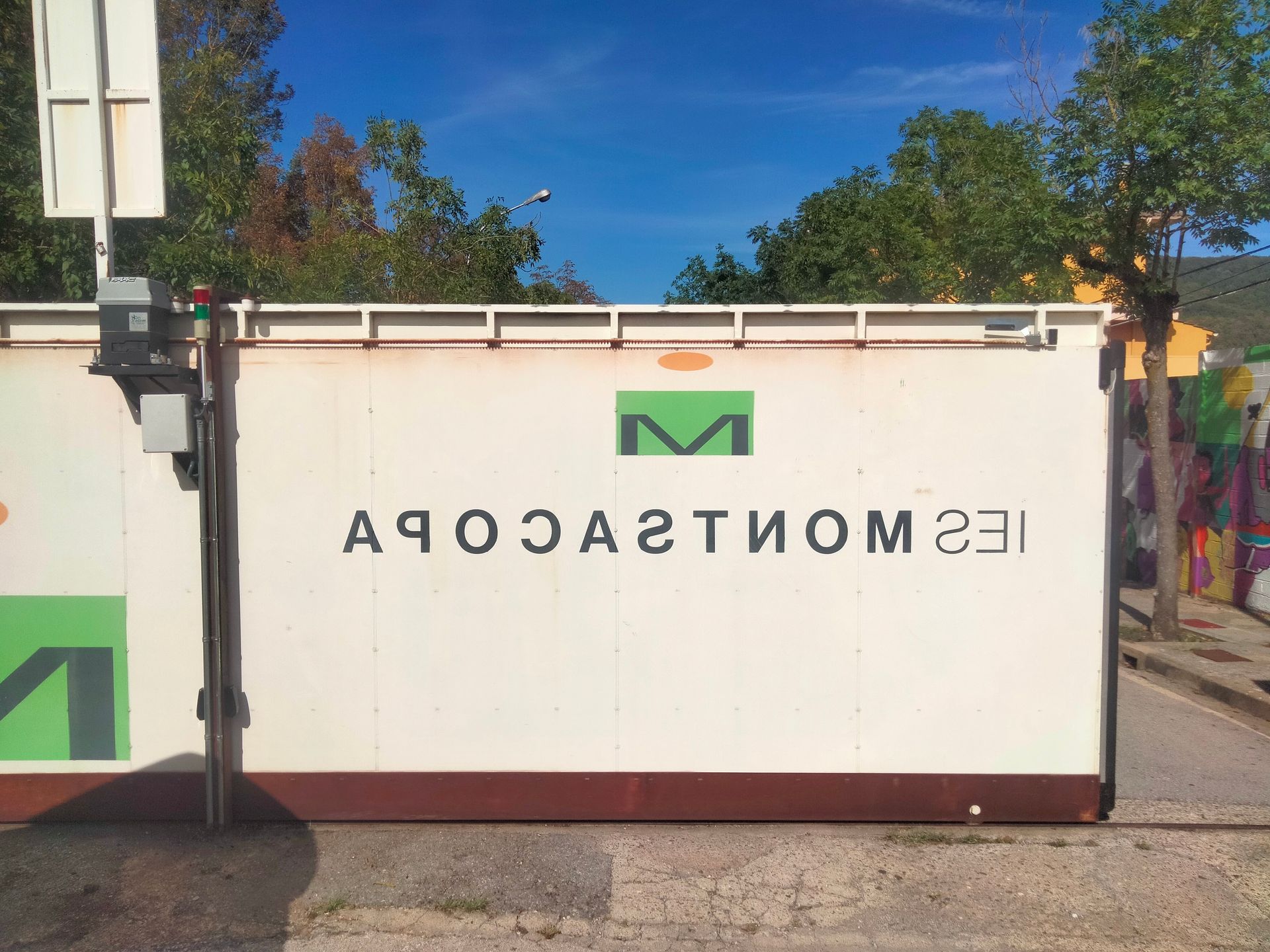 Contenedor blanco con logotipo