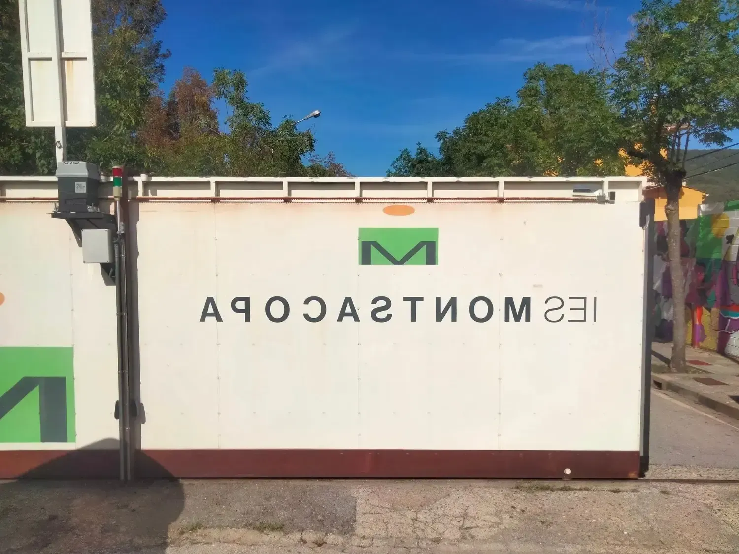 Contenedor blanco con logotipo 