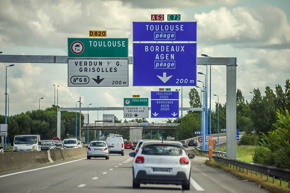 Panneau sur une autoroute qui indique Toulouse, Bordeaux et Agen