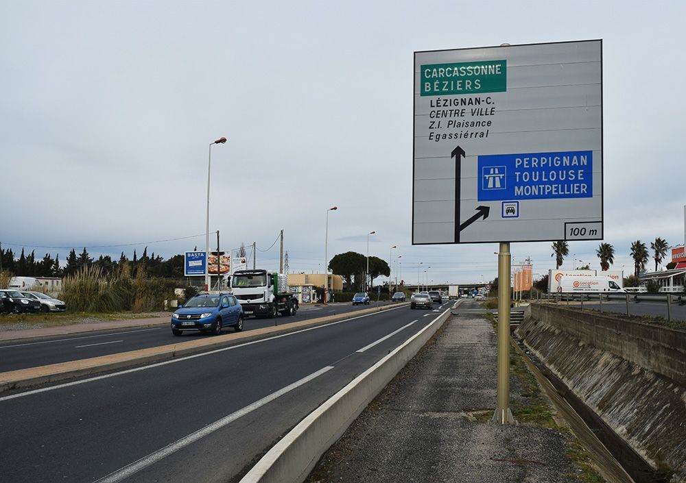 Panneau routier qui indique Toulouse, Perpignan et Montpellier