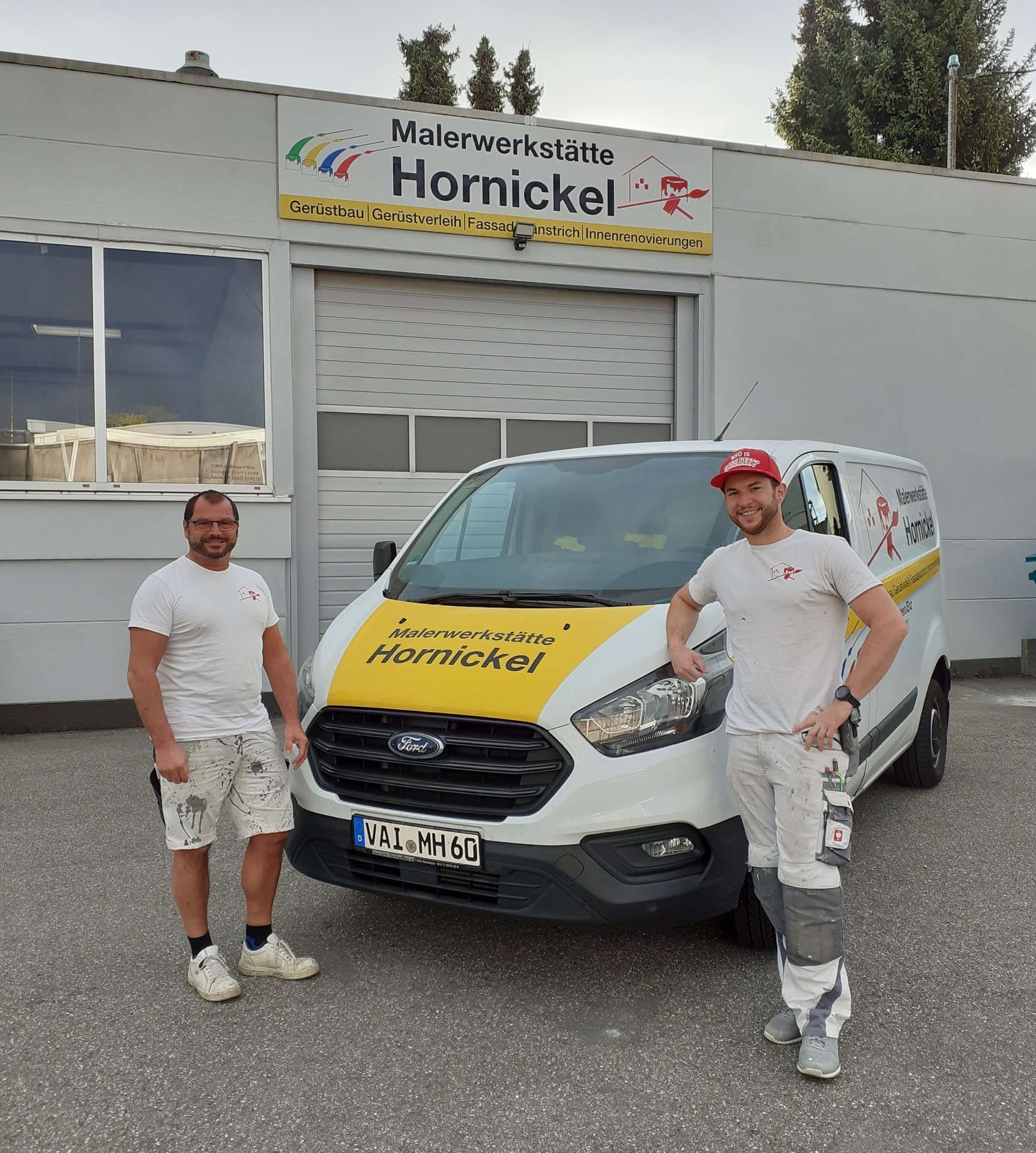 Mitarbeiter von Hornickel Malerwerkstätte arbeitet an der Decke