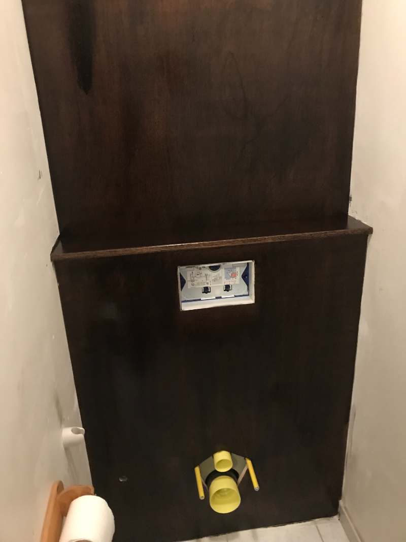 Installatie toilet hout