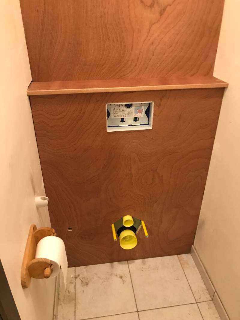 Toilet installeren hout