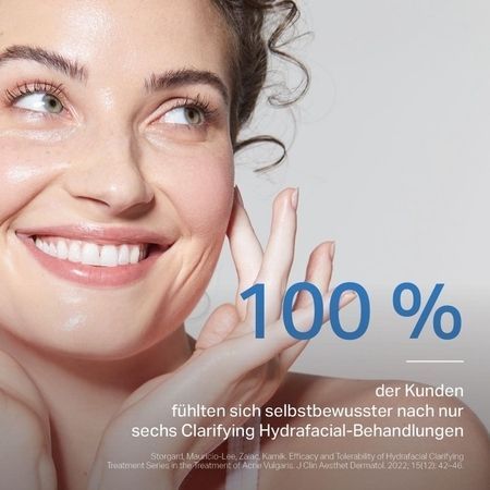 Eine lächelnde Person mit reiner Haut und der Text, der besagt, dass sich 100 % der Kunden nach sechs Clarifying HydraFacial-Behandlungen selbstbewusster fühlten.