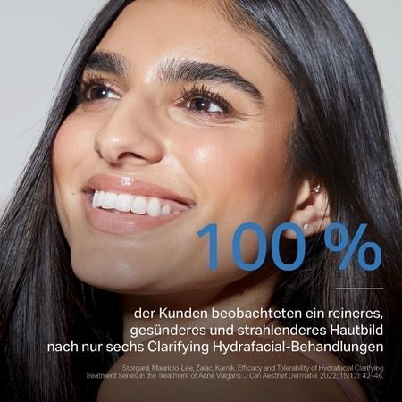 Eine lächelnde Person mit reiner Haut, daneben der Text: „100 % der Kunden berichteten von reinerer, gesünderer und strahlenderer Haut.“