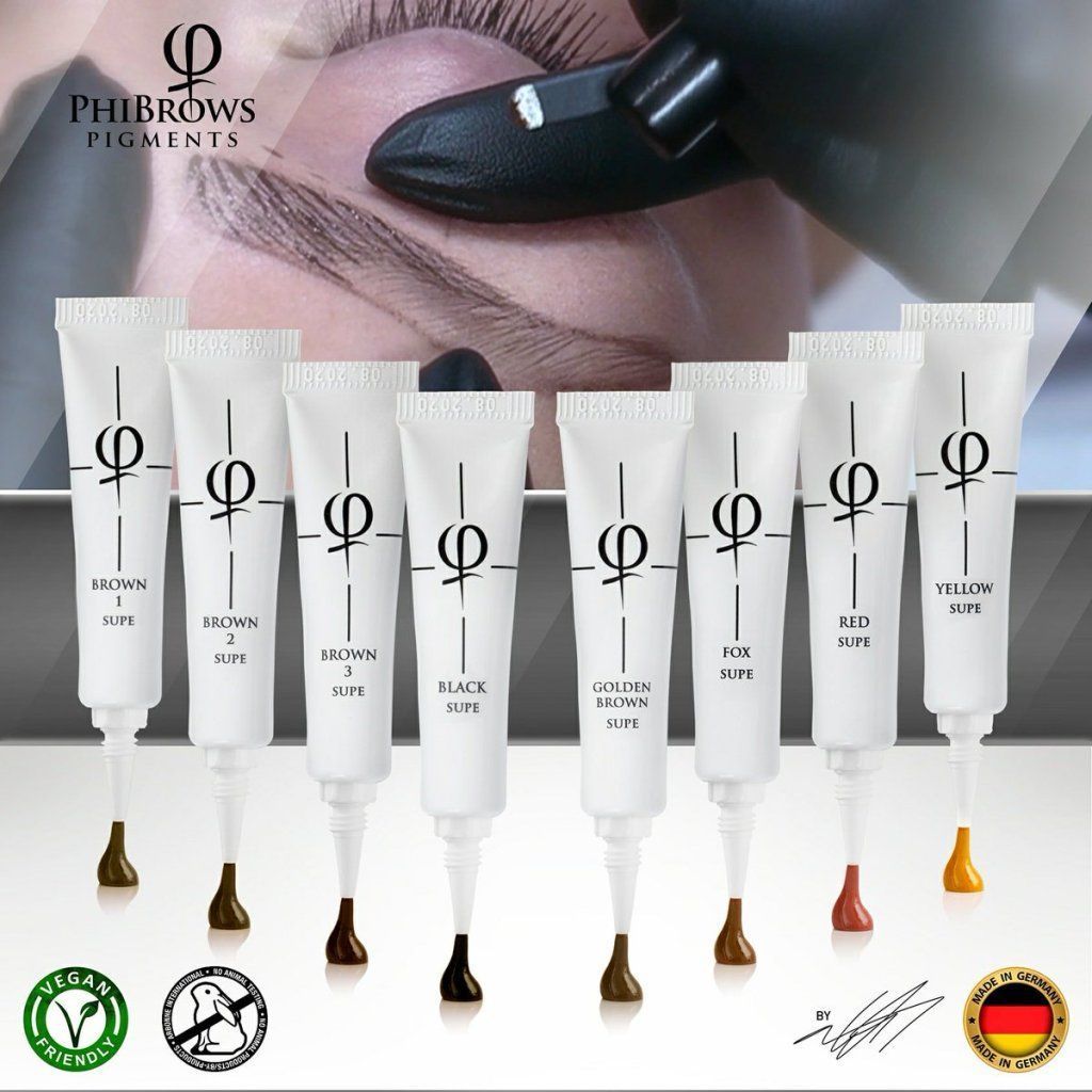 Eine Person mit weißen Handschuhen führt an einer Kundin eine Dermaplaning-Gesichtsbehandlung mit einer kleinen Skalpellklinge durch.
