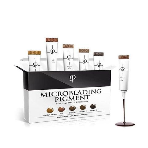 Ein Set aus fünf Tuben Microblading-Pigment in einer Marken-Displaybox, wobei eine Tube aufrecht auf einem runden Sockel steht.