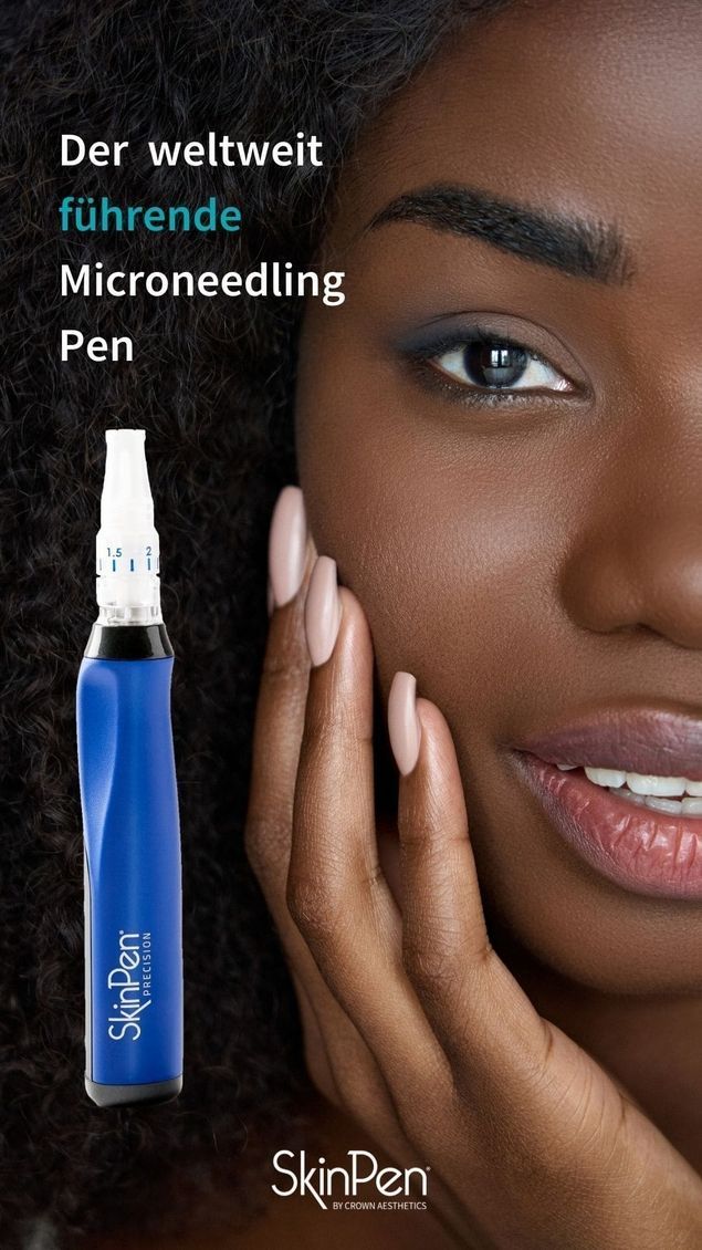 Ein blaues SkinPen-Mikroneedling-Gerät neben einer Nahaufnahme einer Person, die ihr Gesicht berührt, mit dem Text „Der weltweit führende Microneedling Pen“.