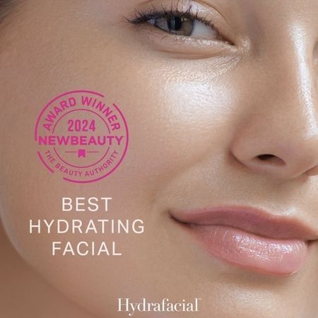 Nahaufnahme einer Haut mit dem NewBeauty Award 2024 für die beste feuchtigkeitsspendende Gesichtsbehandlung und dem HydraFacial-Logo darunter.