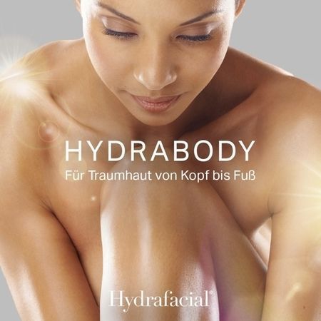 Nahaufnahme von strahlender, leuchtender Haut mit dem Text „HYDRABODY“ und „Hydrafacial“, die für eine Hautpflegebehandlung werben.