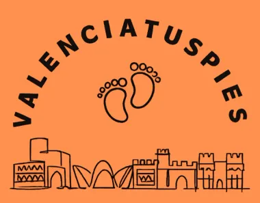 Logotipo de Valenciatupies en negro sobre naranja, con huellas de pies sobre un perfil urbano estilizado.