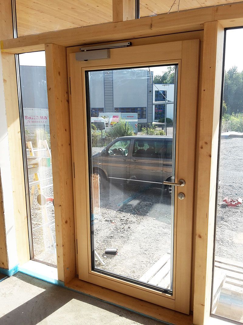 Eine Holztür mit einem Glasfenster