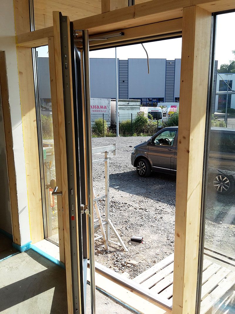 Eine Holztür mit einem Glasfenster