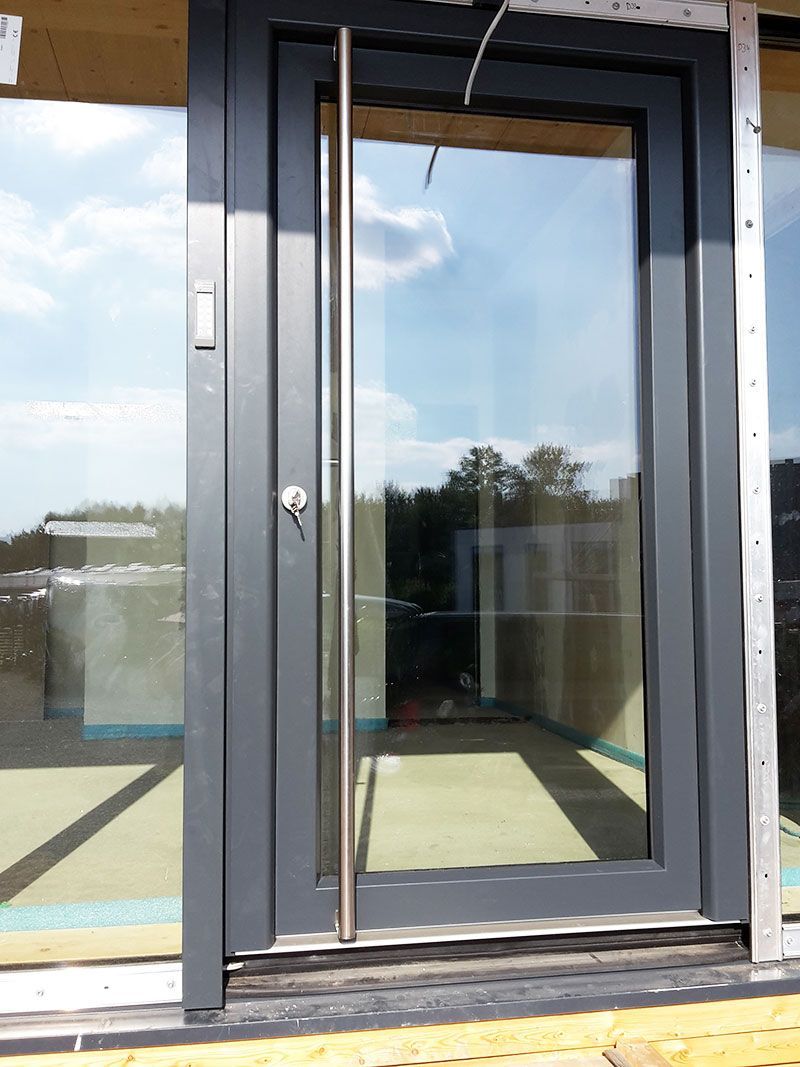 Eine Glas-Tür mit Edelstahlgriff.