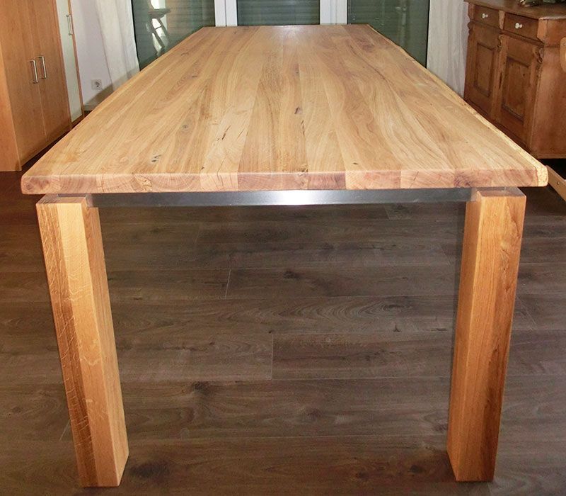 Ein Holztisch steht auf einem Holzboden