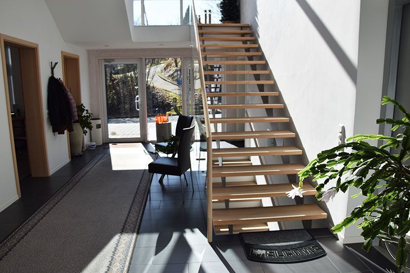 Eine Holztreppe, die in den zweiten Stock eines Hauses führt