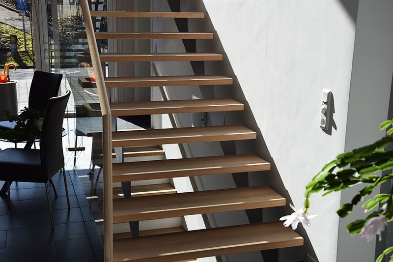 Eine Holztreppe, die in den zweiten Stock eines Hauses führt