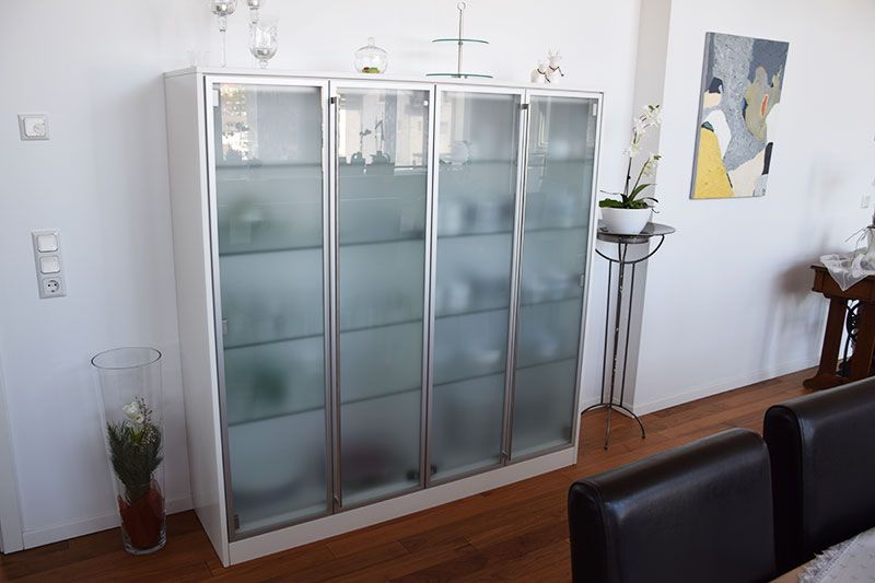Ein Wohnzimmer mit einer Glasvitrine