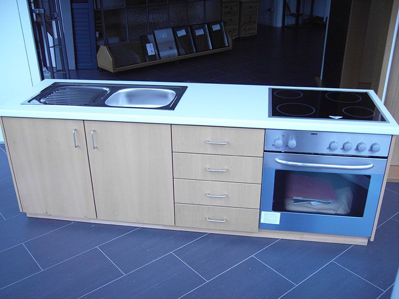 Eine Küche mit Spüle und Herd