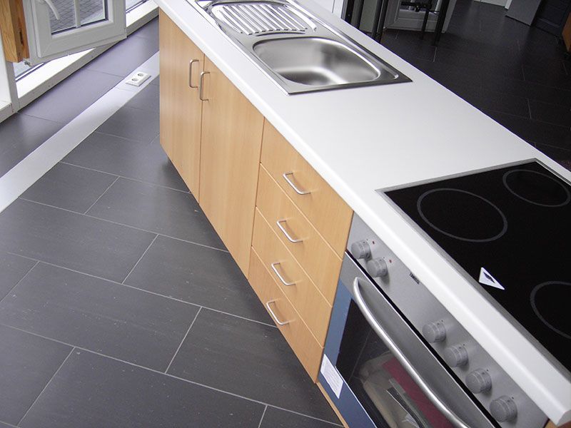 Eine Küche mit Herd und Spüle